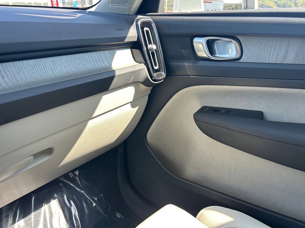 2023 Volvo XC40 Plus photo 20