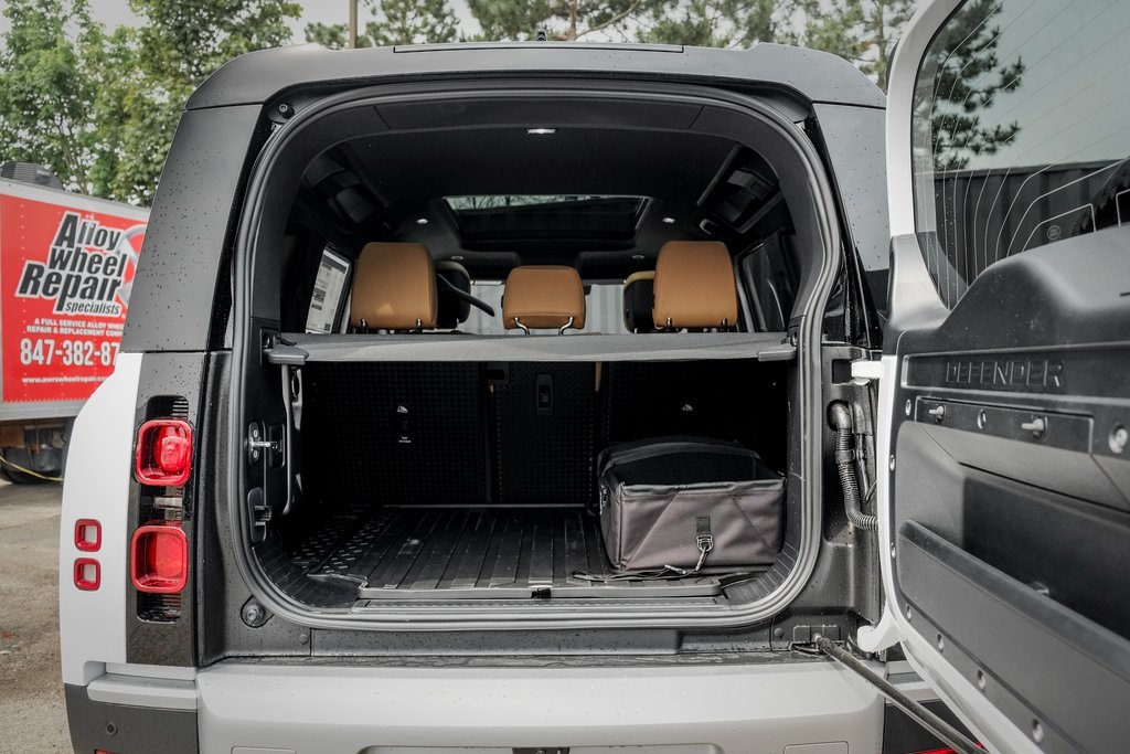 2025 Land Rover Defender 110 S photo 9