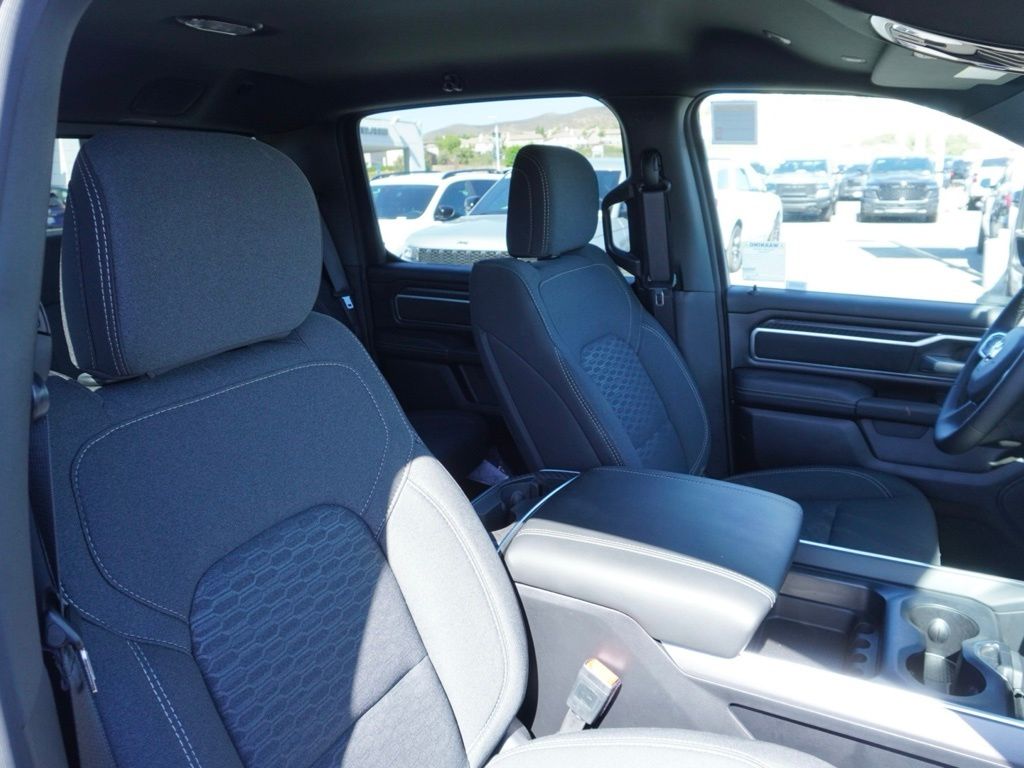 New 2025 Diamond Black Crystal Pearl-Coat Exterior Paint RAM Big Horn Sport Appearance Edition image 24