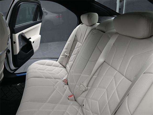 2025 Bmw 740i photo 12