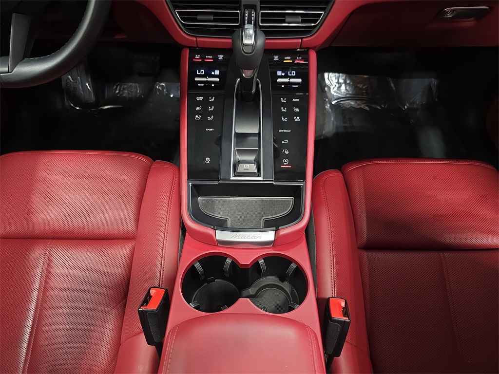 2023 Porsche Macan T photo 19