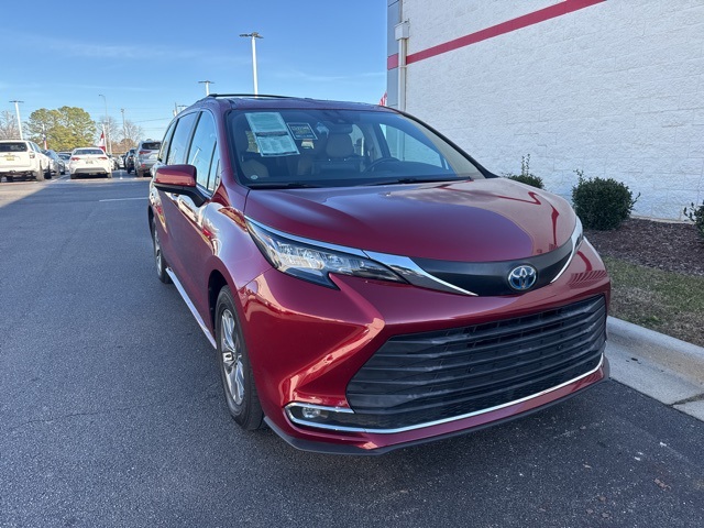2023 Toyota Sienna XLE's photo