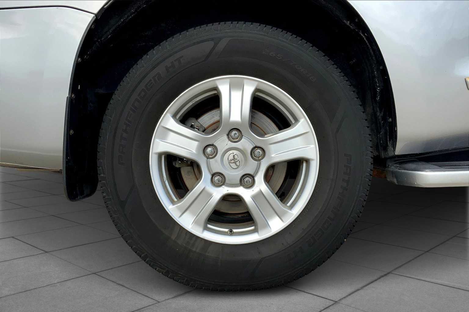 2010 Toyota Sequoia photo 10