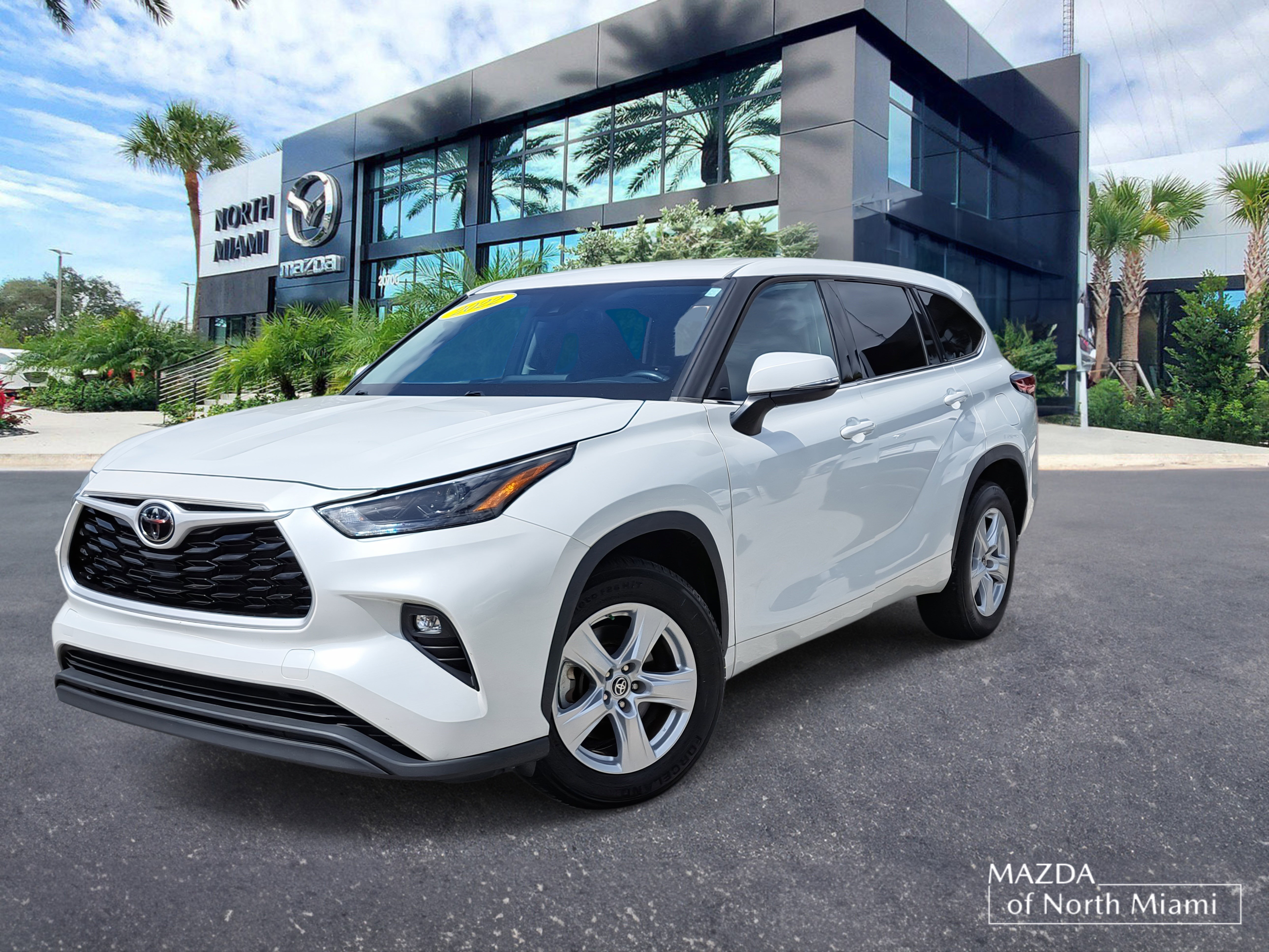 2022 Toyota Highlander LE's photo