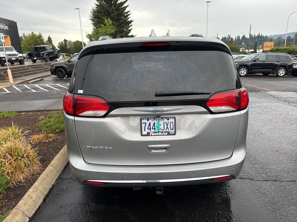 2017 Chrysler Pacifica Touring Plus photo 3