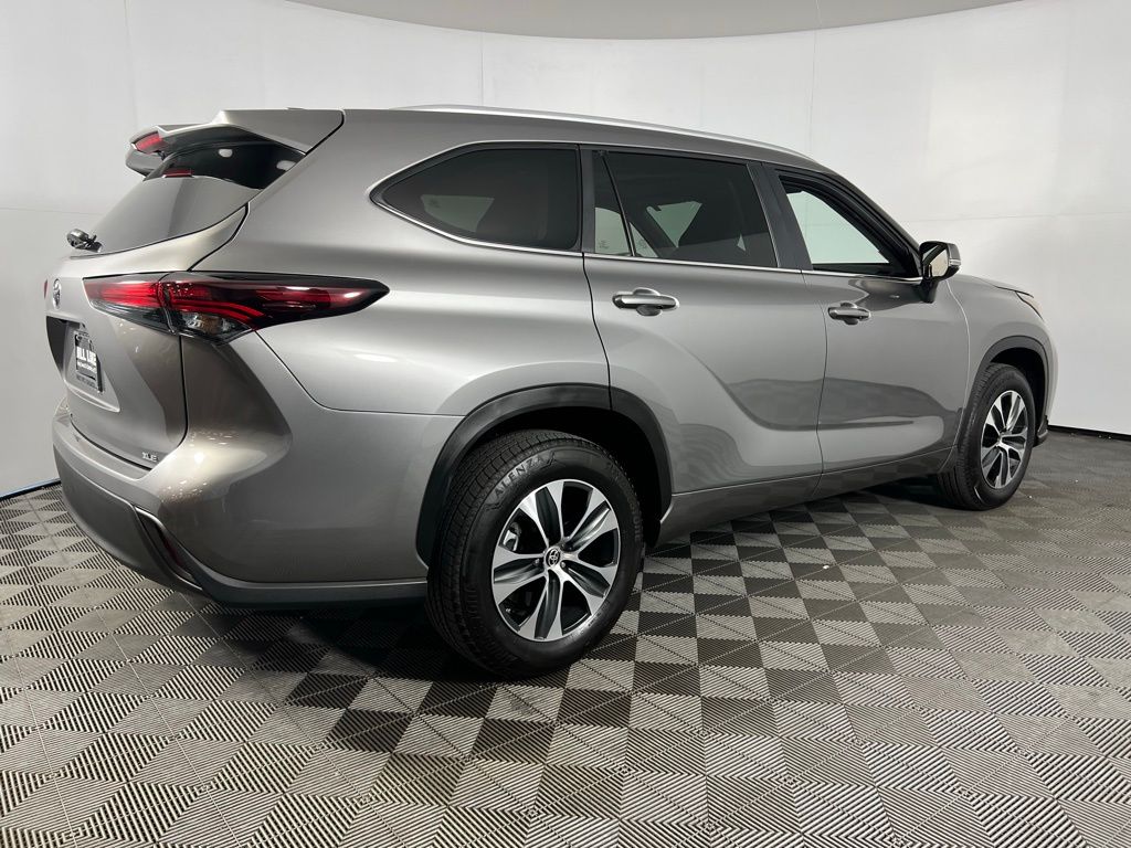2025 Toyota Highlander XLE photo 3