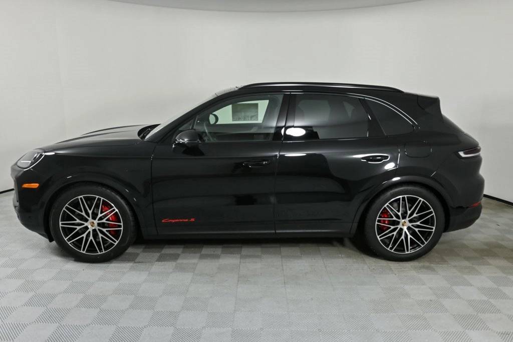 2025 Porsche Cayenne S E-Hybrid photo 2