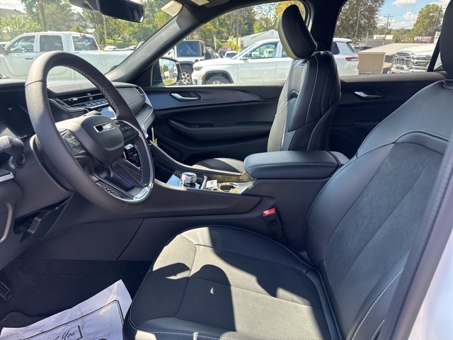 2025 Jeep Grand Cherokee Laredo Altitude photo 9