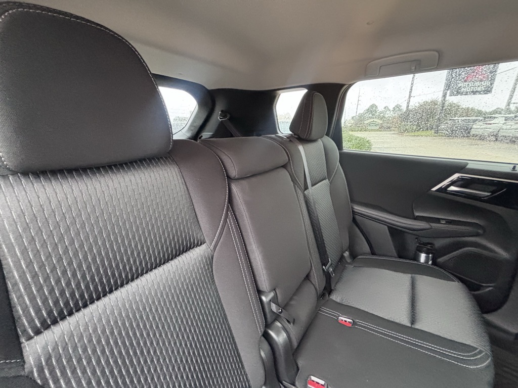 2024 Mitsubishi Outlander ES photo 15
