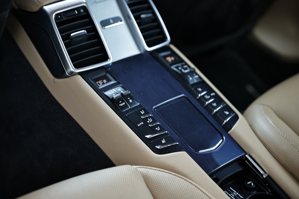 2015 Porsche Panamera Base photo 28
