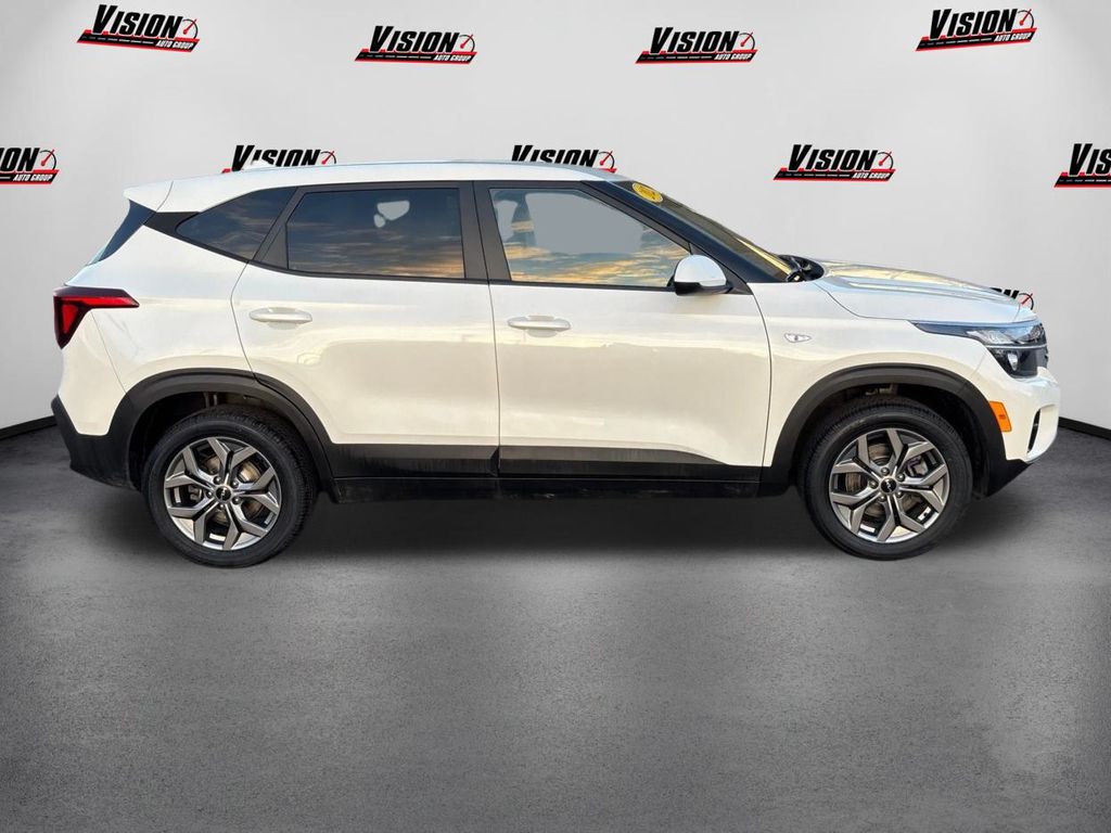 2024 Kia Seltos LX photo 4