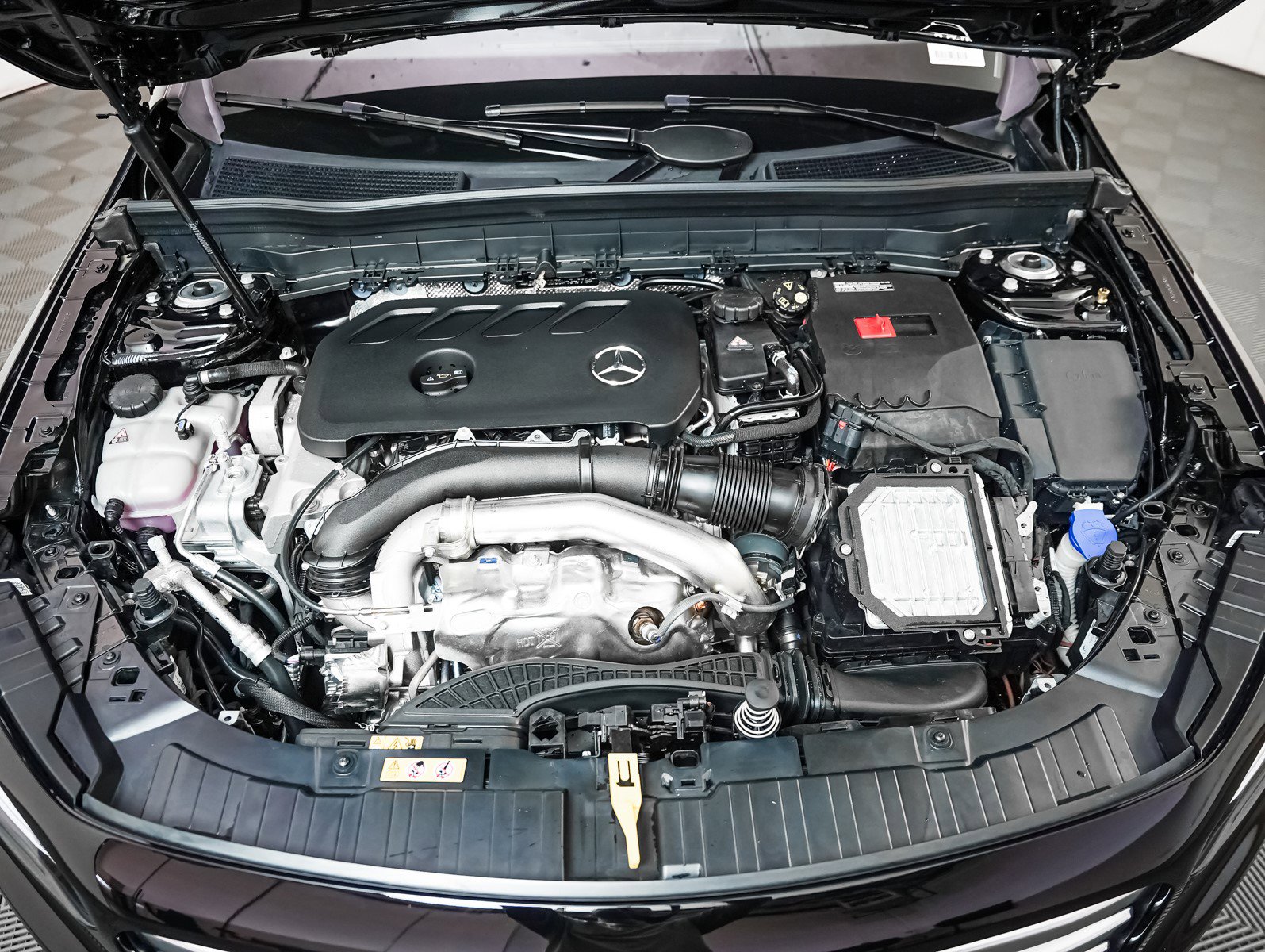 2025 Mercedes Benz GLB 250 photo 3