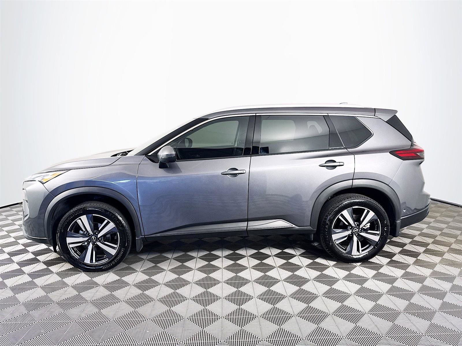 2025 Nissan Rogue SL photo 4