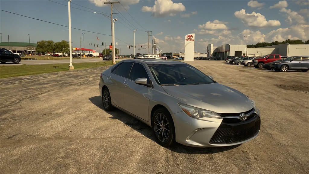 2016 Toyota Camry XLE photo 2