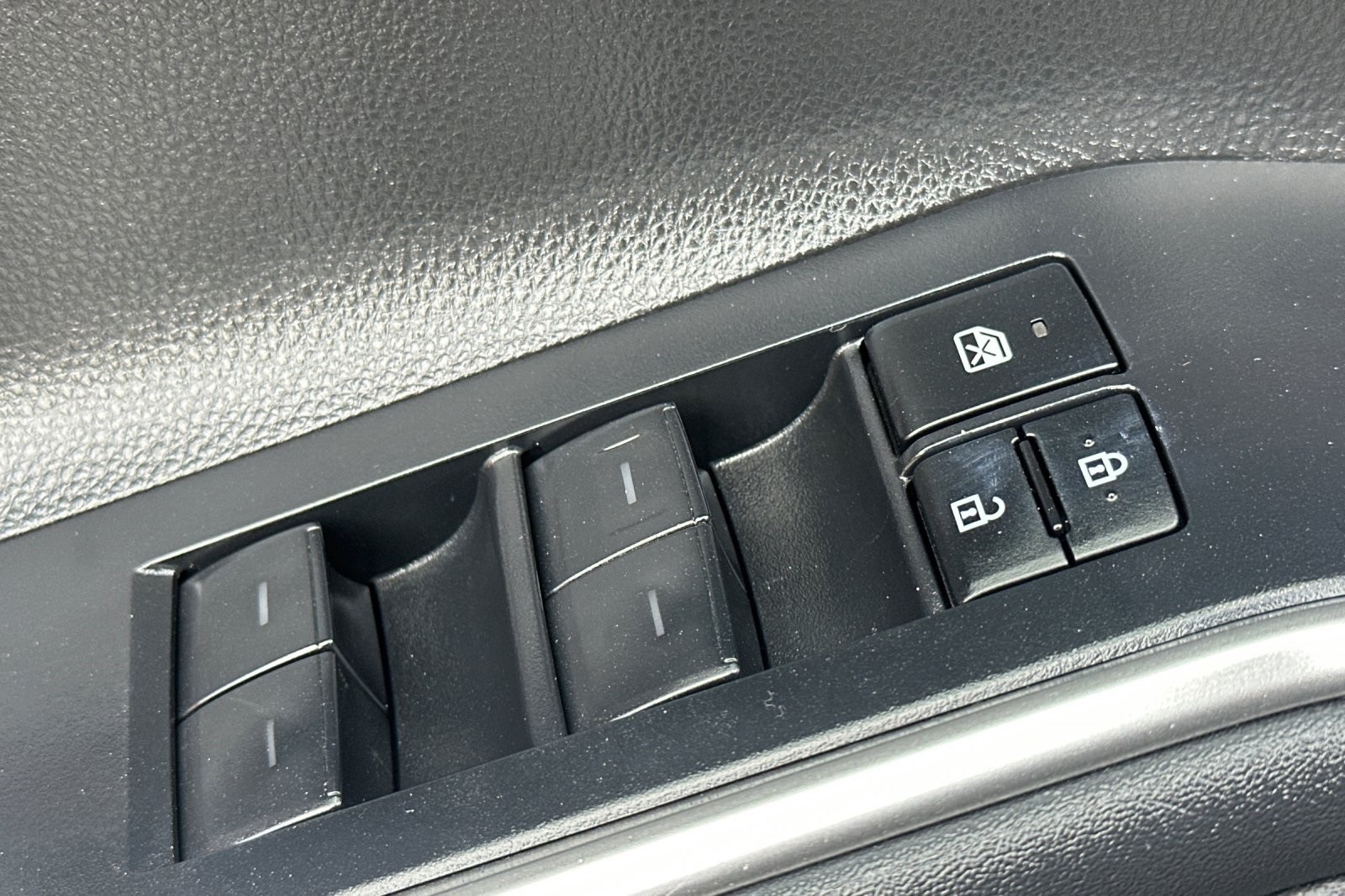 2023 Toyota Highlander L photo 12