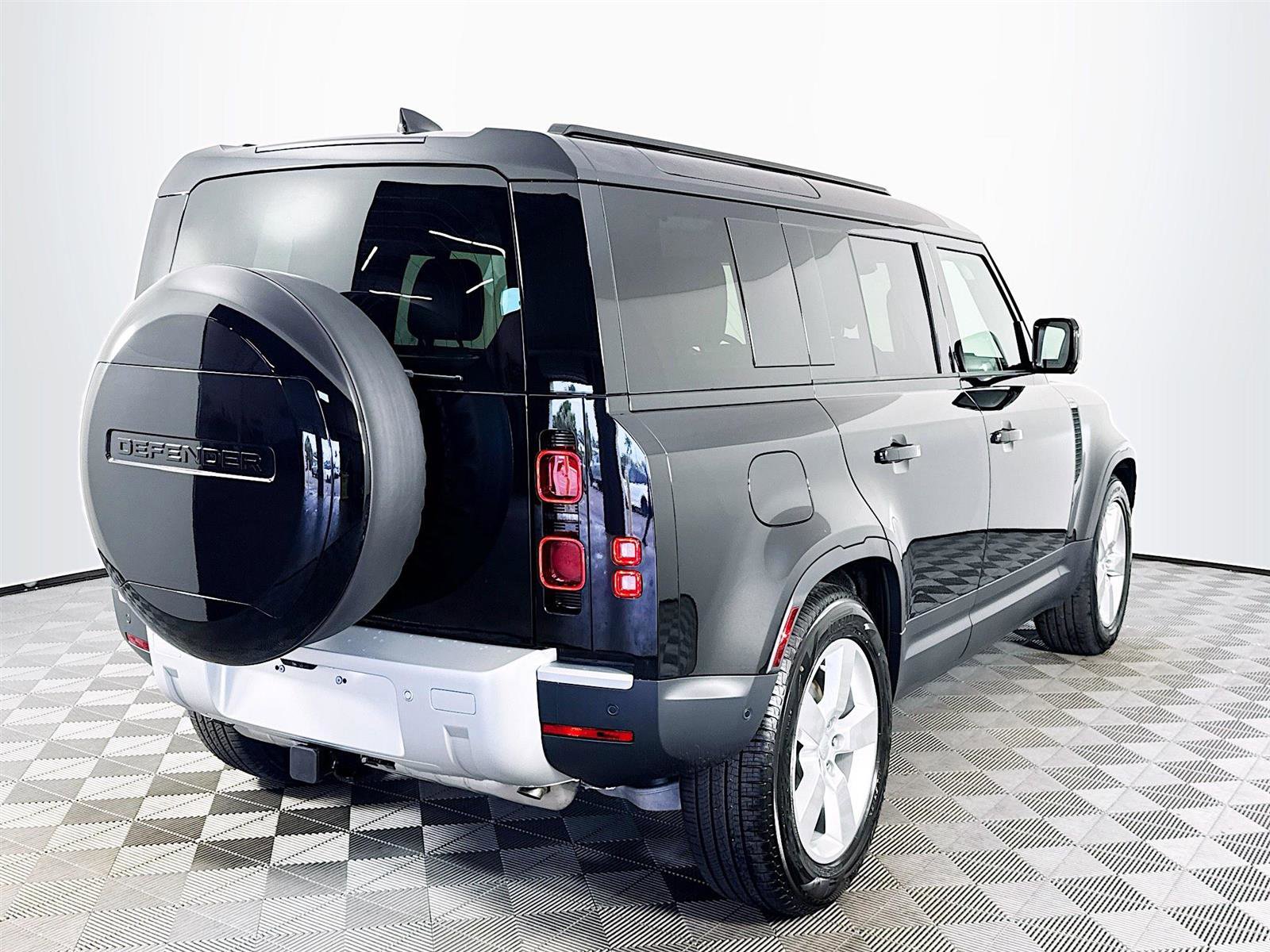 2025 Land Rover Defender 110 S photo 4