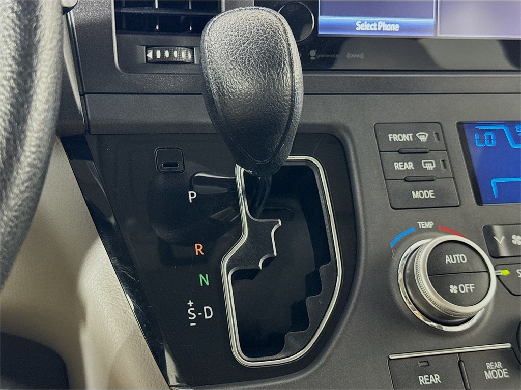 2017 Toyota Sienna LE photo 32