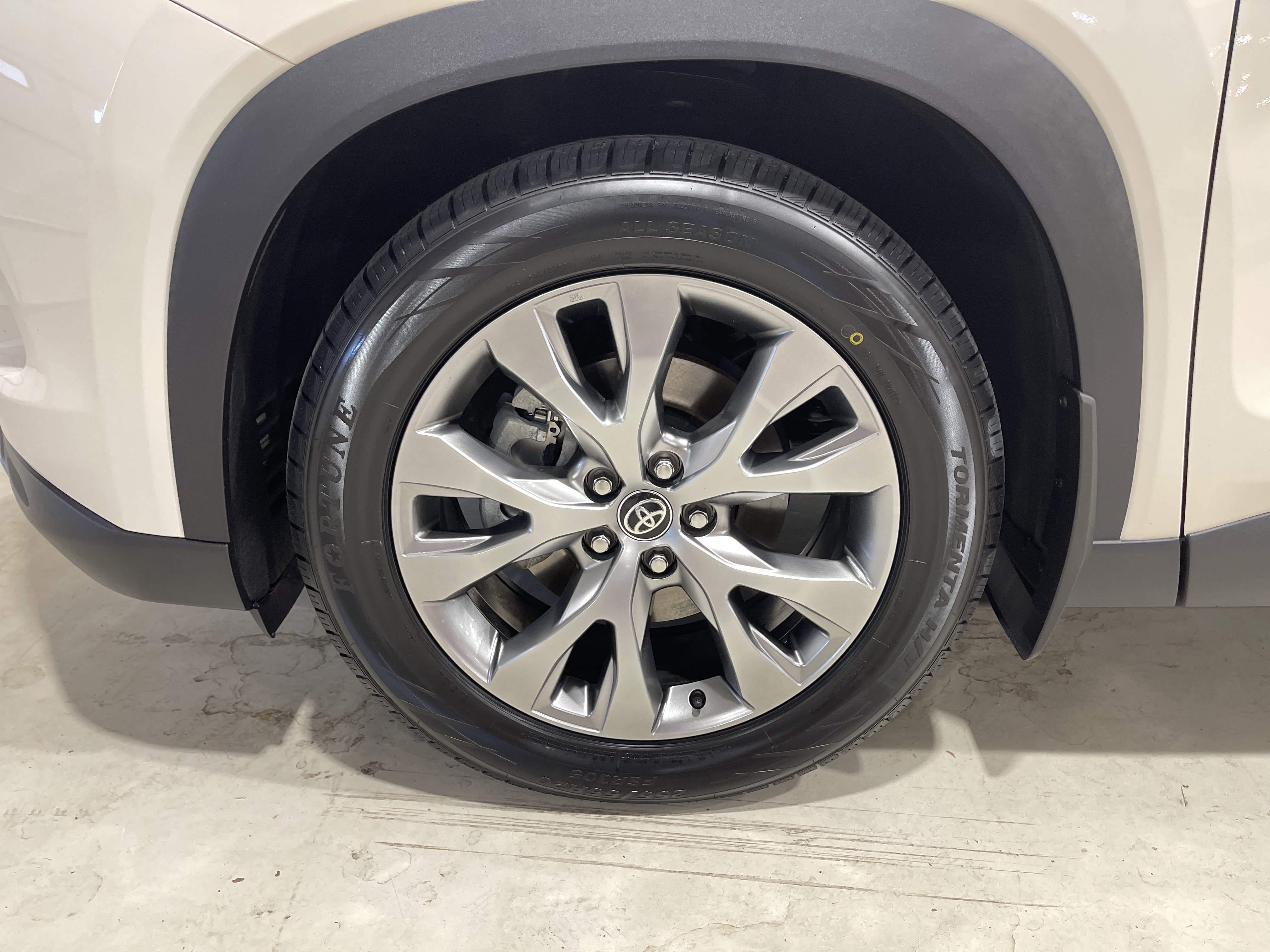 2024 Toyota Highlander Hybrid Limited photo 2
