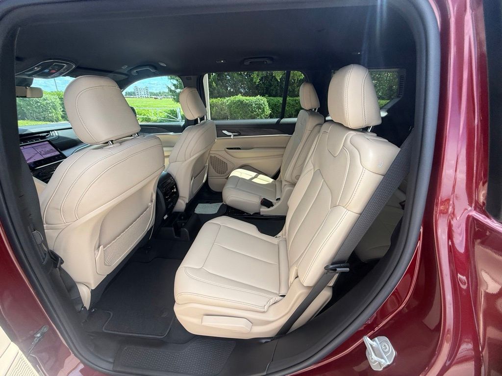 2025 Jeep Grand Cherokee Limited photo 17