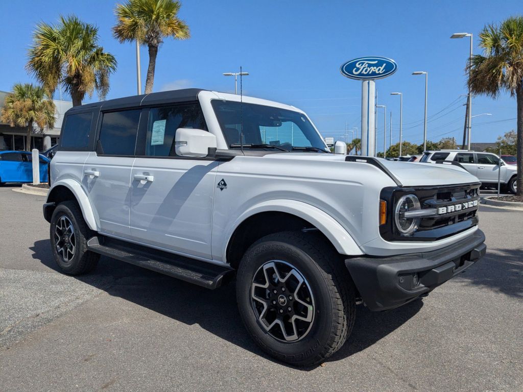 2025 Ford Bronco Outer Banks photo 2