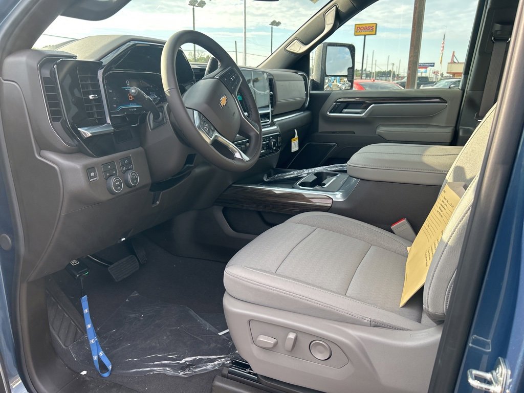 2025 Chevrolet Silverado 2500HD LT photo 8