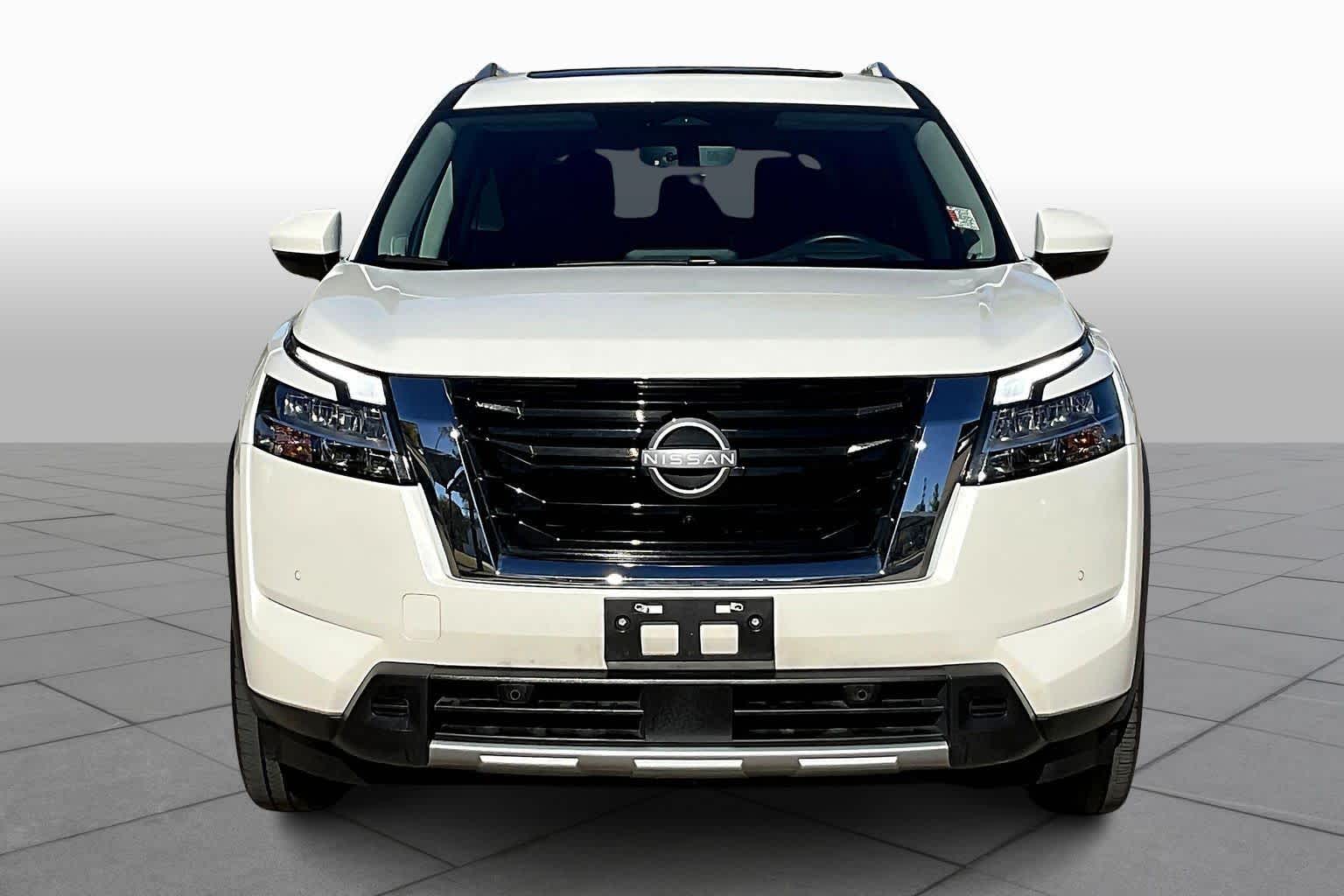 2024 Nissan Pathfinder Platinum photo 3