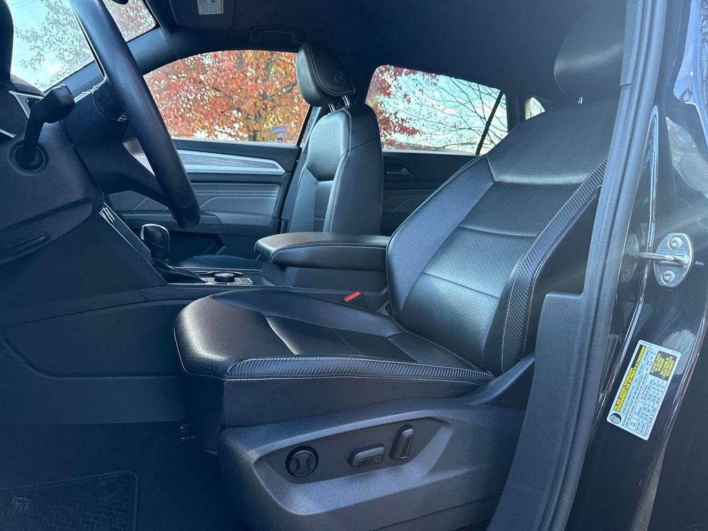 2022 Volkswagen Atlas Cross Sport V6 SE Technology photo 3