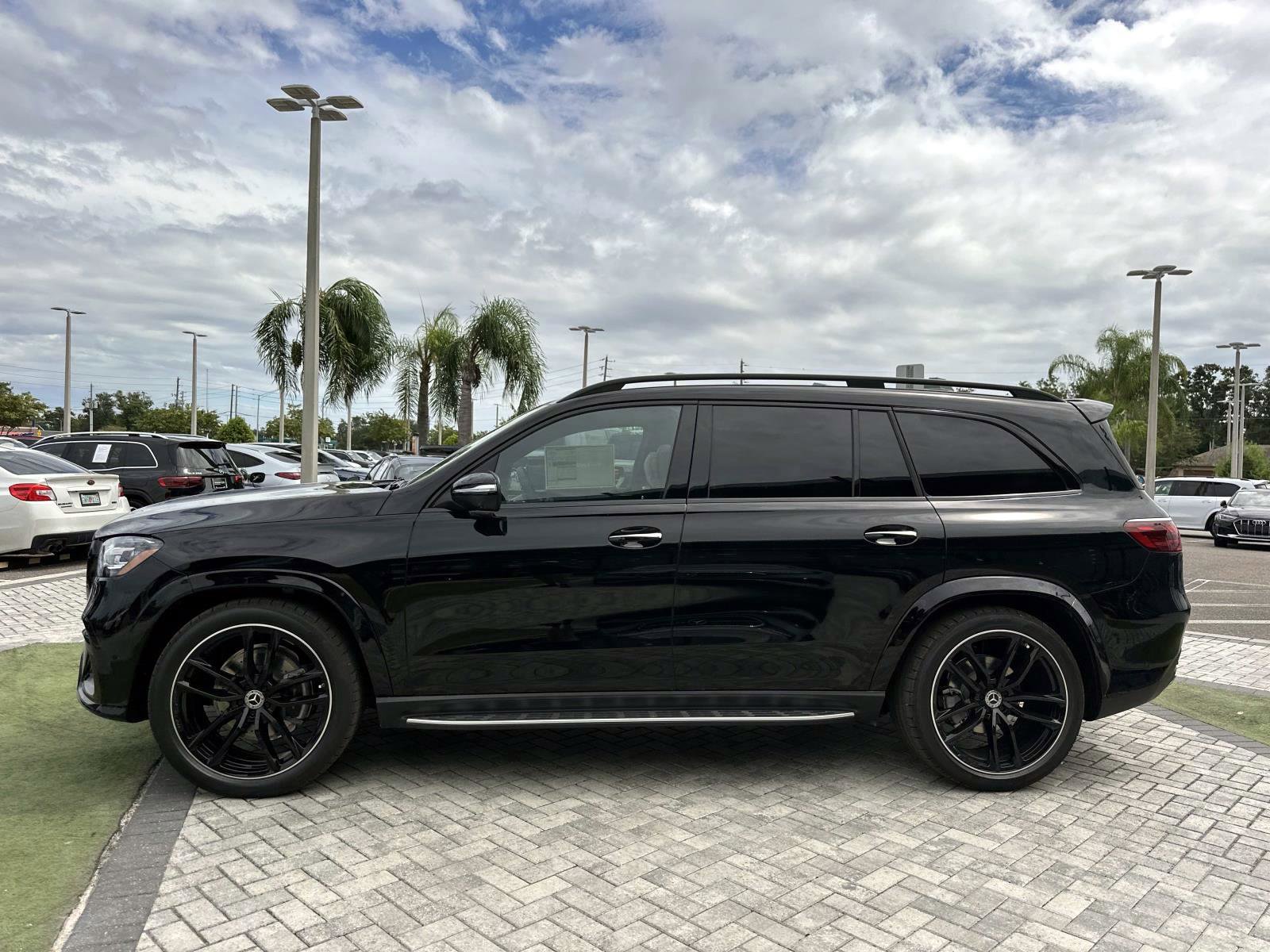 2026 Mercedes Benz GLS 450 4MATIC photo 4