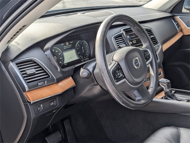 2022 Volvo XC90 T5 Momentum photo 4