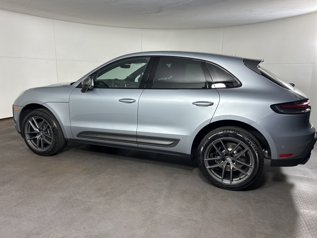 2025 Porsche Macan T photo 8