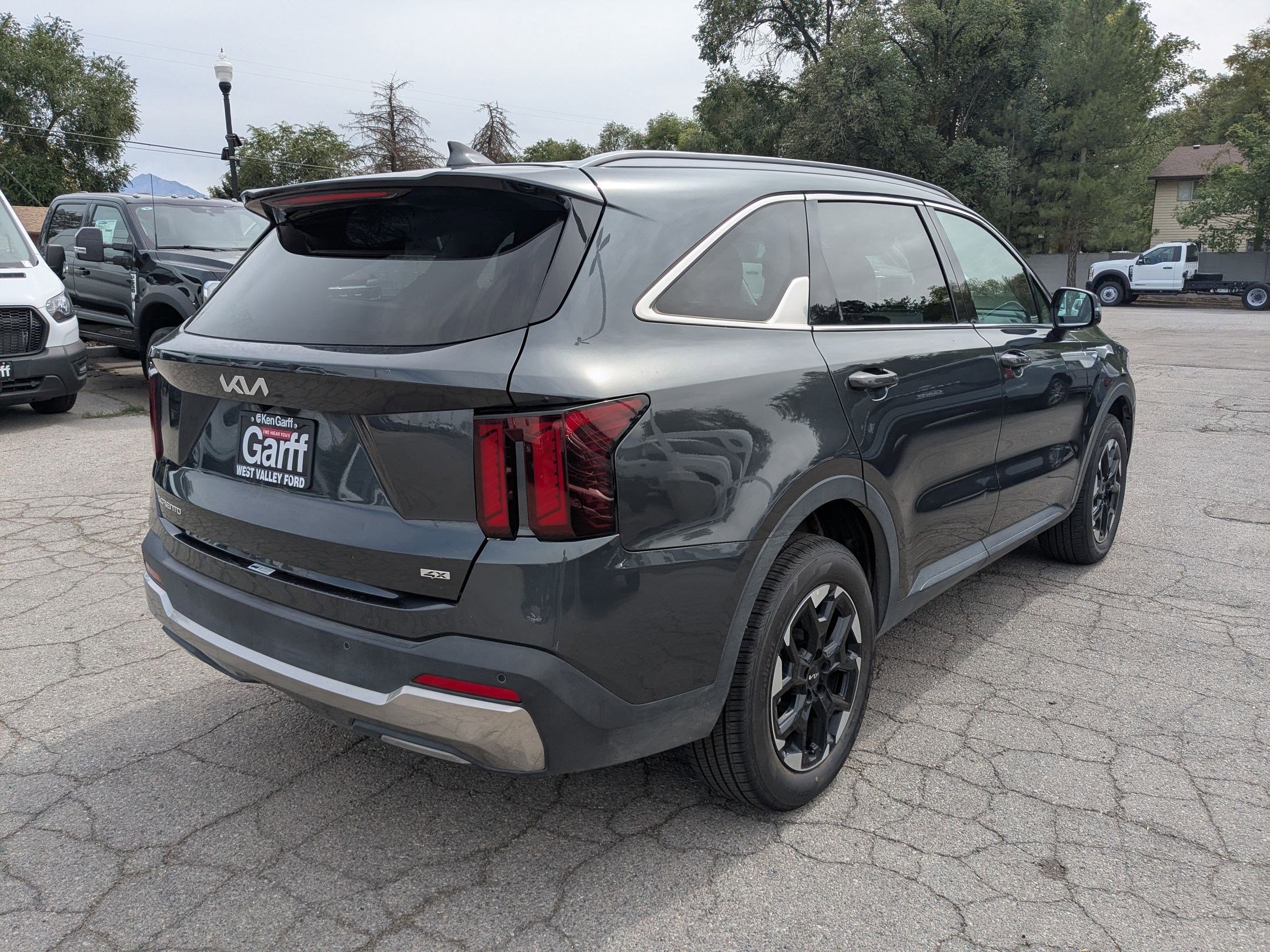 2024 Kia Sorento S photo 2