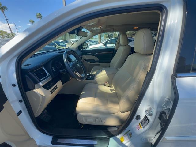 2019 Toyota Highlander Limited Platinum photo 2