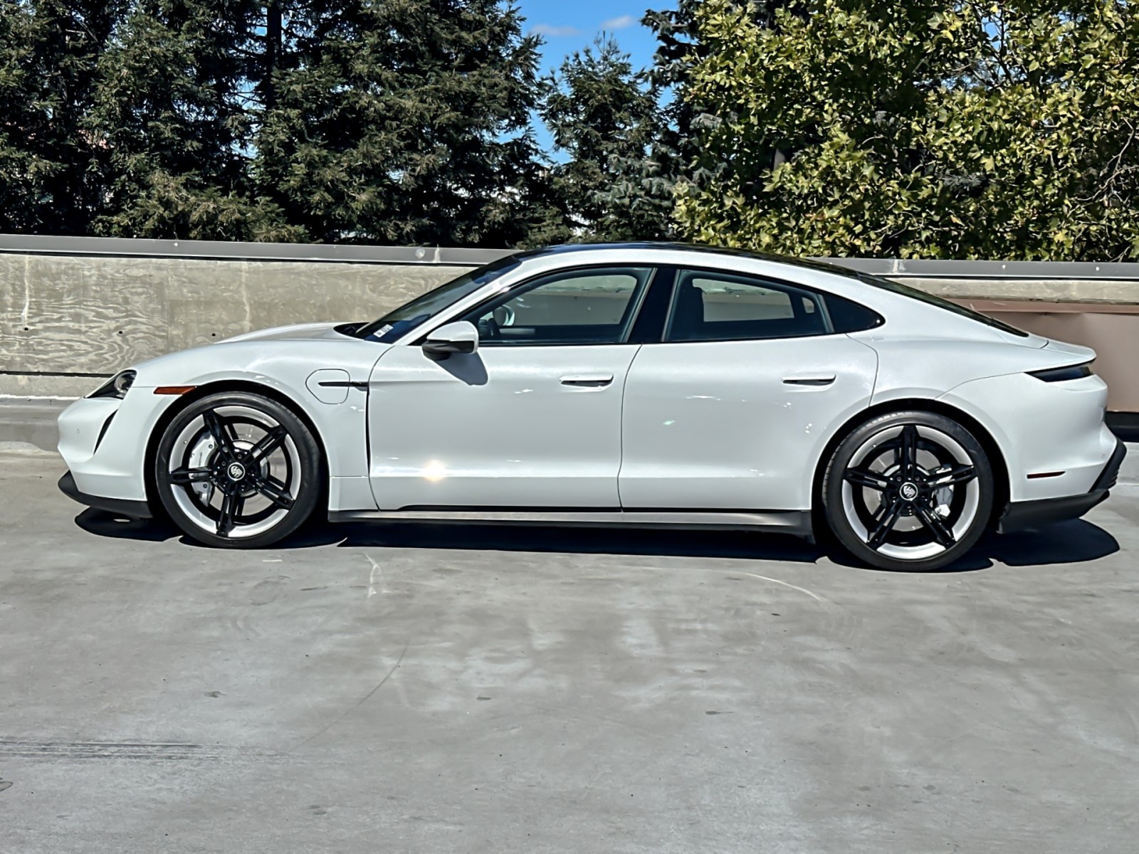 2022 Porsche Taycan 4S photo 2