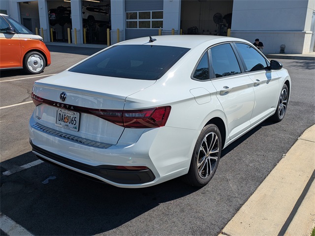 2025 Volkswagen Jetta 1.5T Sport photo 4