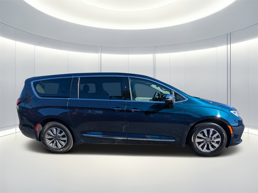 2023 Chrysler Pacifica Hybrid Limited photo 2