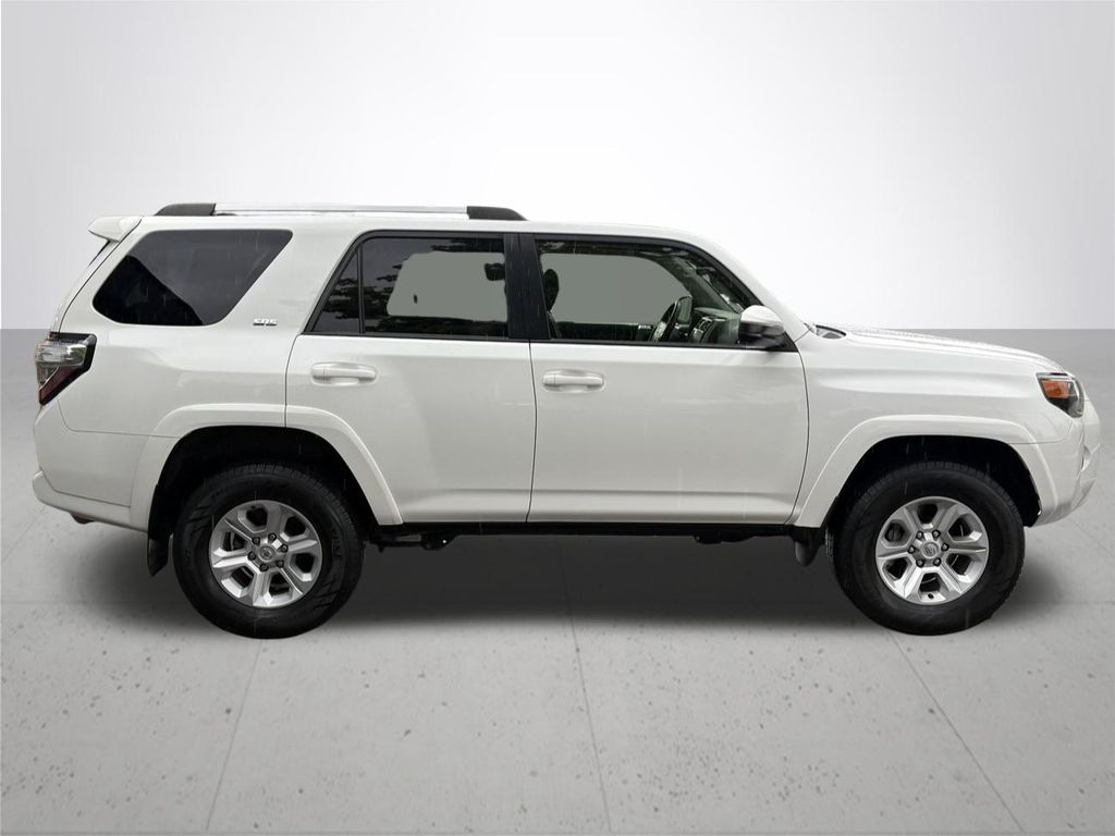2022 Toyota 4Runner SR5 photo 2