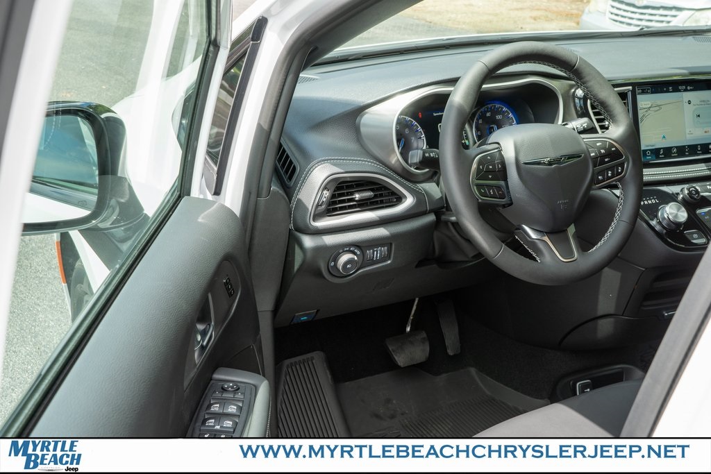 2026 Chrysler Pacifica photo 15