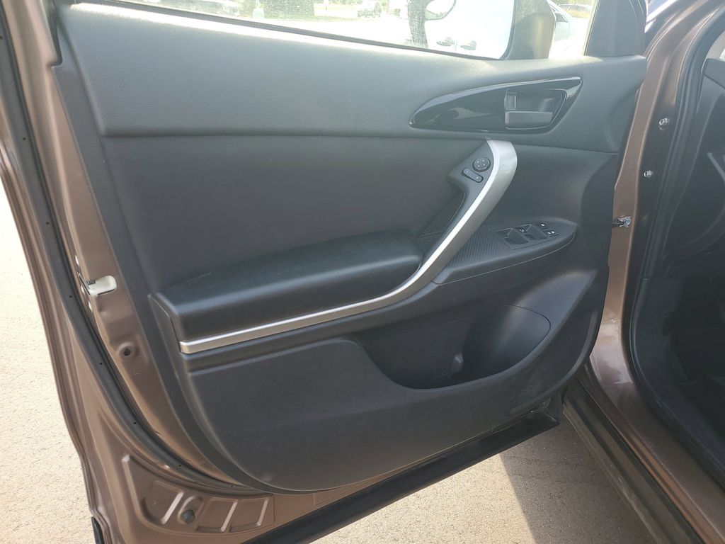 2020 Mitsubishi Eclipse Cross ES photo 3