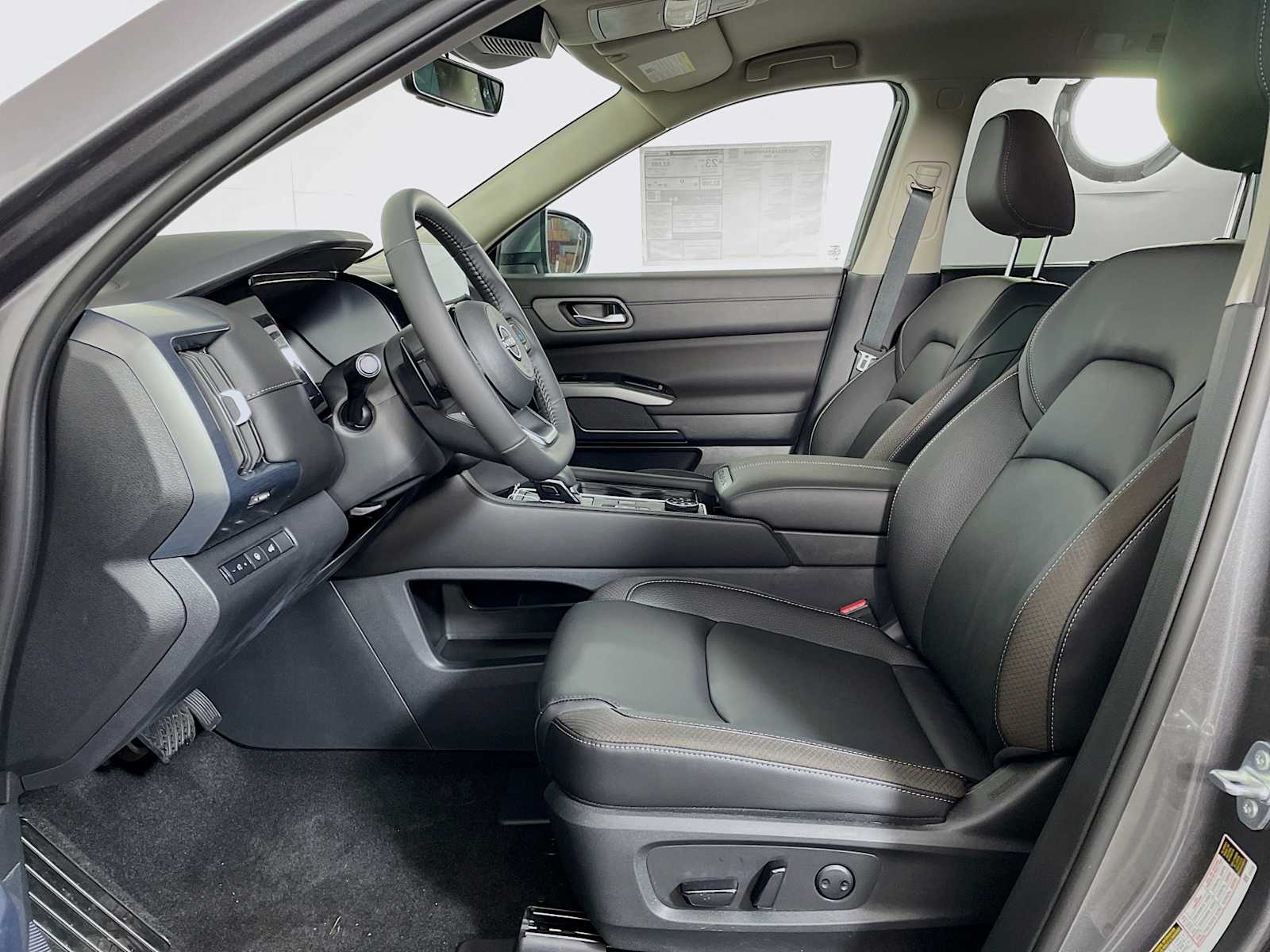 2025 Nissan Pathfinder SL photo 4