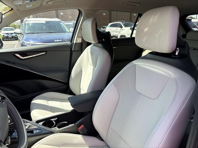 2025 Kia Niro EX photo 2