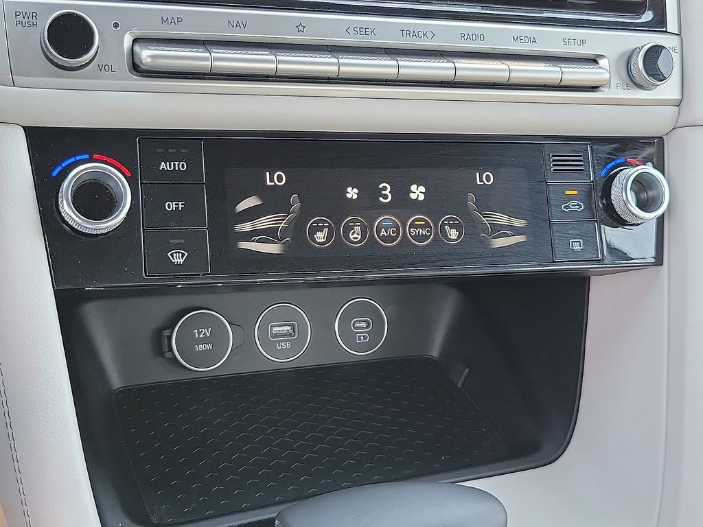 2024 Genesis G70 2.5T photo 16