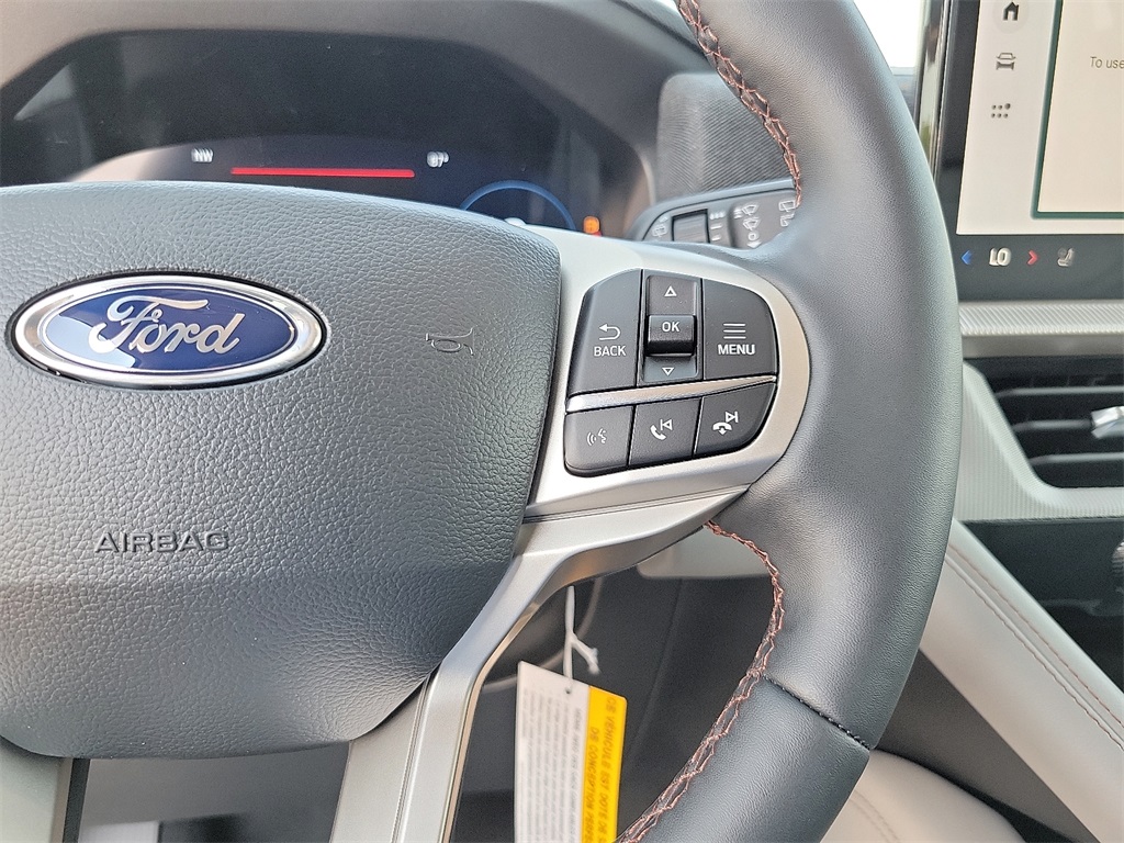 2025 Ford Explorer photo 18