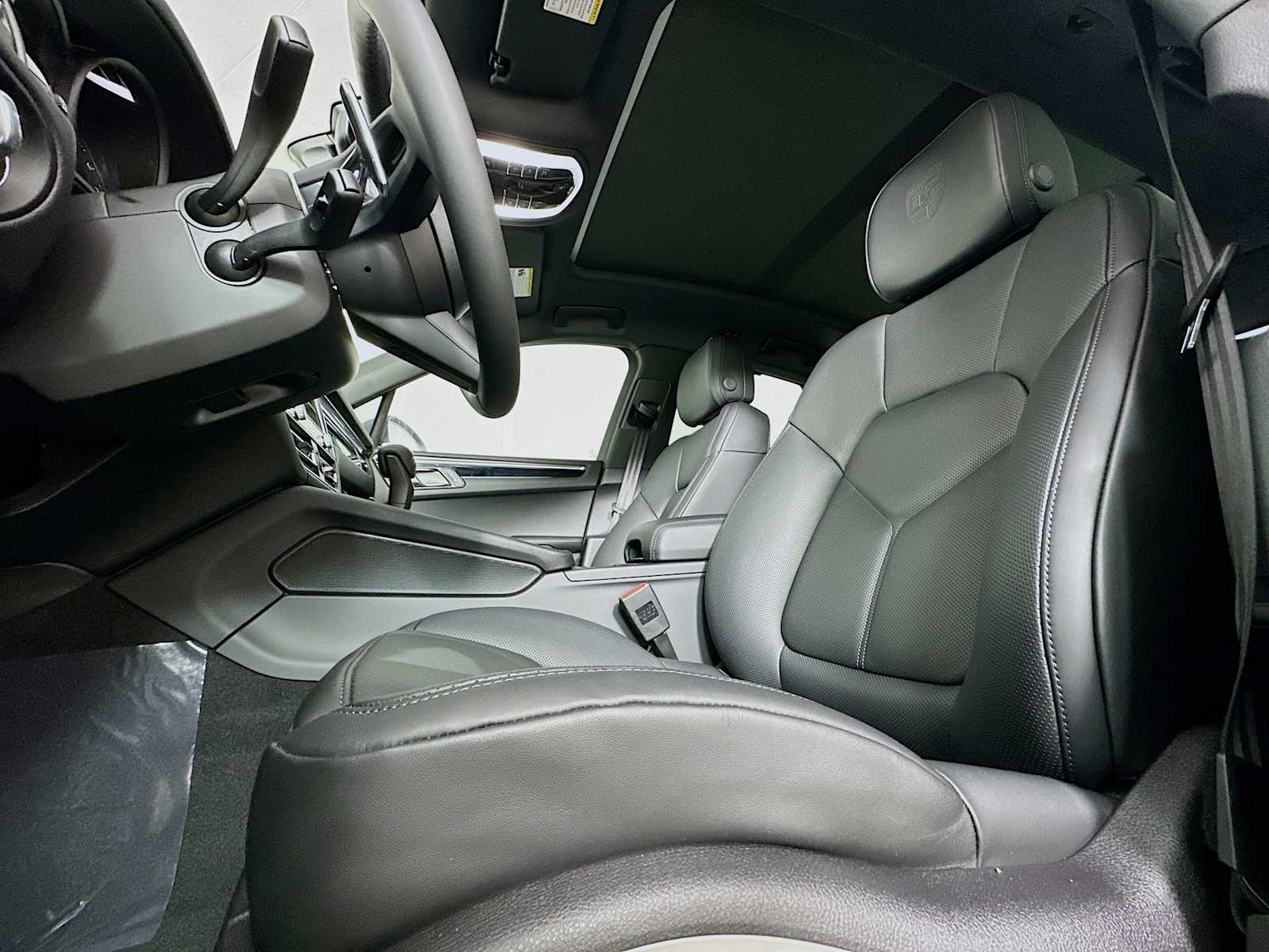 2026 Porsche Macan T photo 4