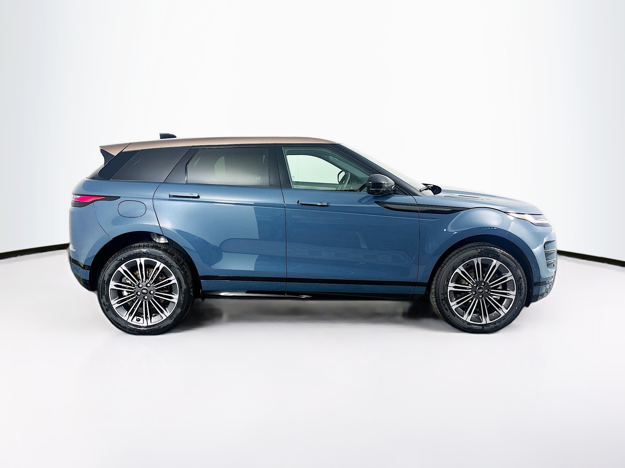 2026 Land Rover Range Rover Evoque Dynamic SE photo 4