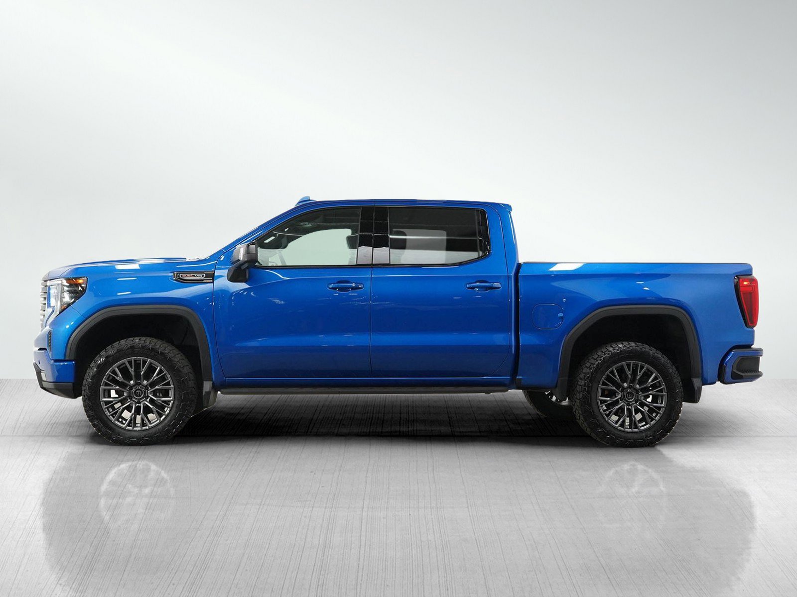Used 2022 GMC Sierra 1500 AT4X with VIN 3GTUUFEL9NG660021 for sale in Roseville, Minnesota