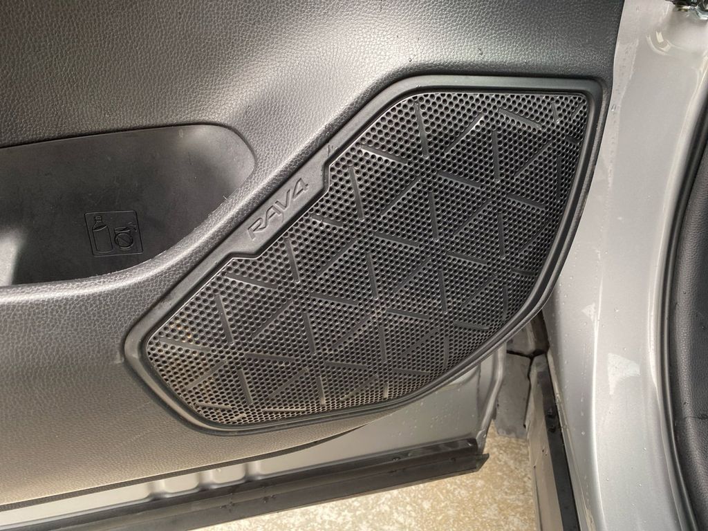 2024 Toyota RAV4 XLE photo 12