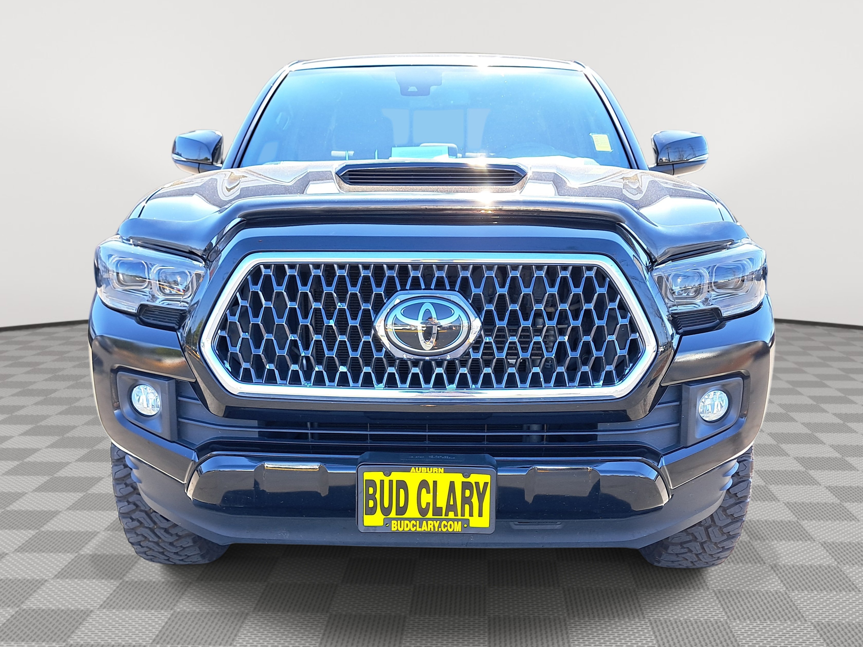 2019 Toyota Tacoma TRD Sport photo 2