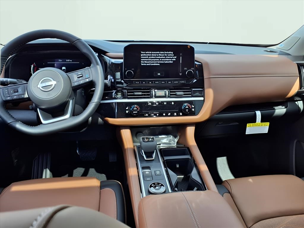 2025 Nissan Pathfinder Platinum photo 8