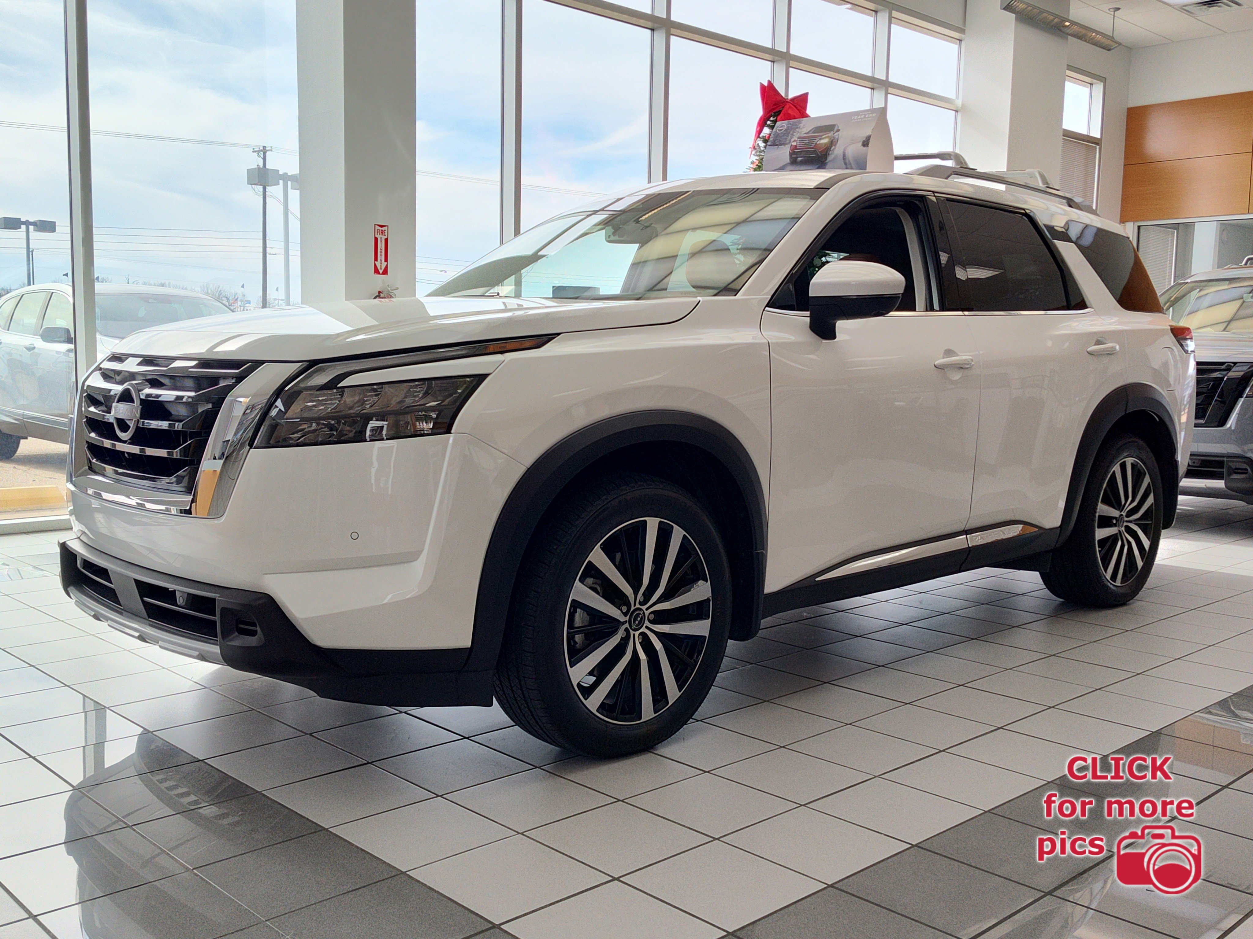 2025 Nissan Pathfinder Platinum's photo