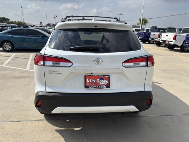 2024 Toyota Corolla Cross LE photo 2
